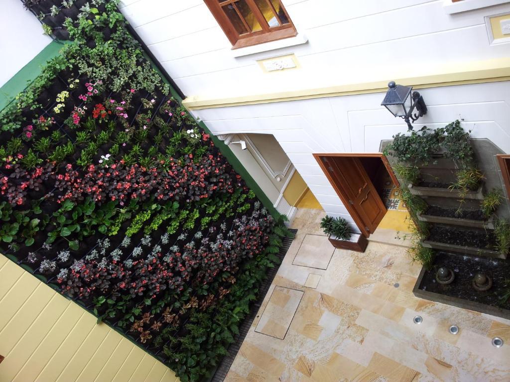 Hotel Santa Lucia Boutique Spa Bogotá Eksteriør billede A green wall in a courtyard